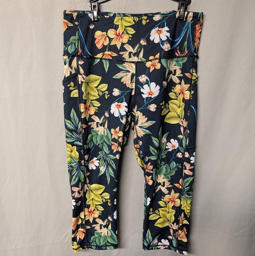 Ododos Tropical Floral Capri Leggings